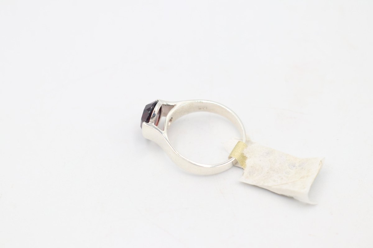Stg Silver Ladies Ring With Heart Etching Garnet