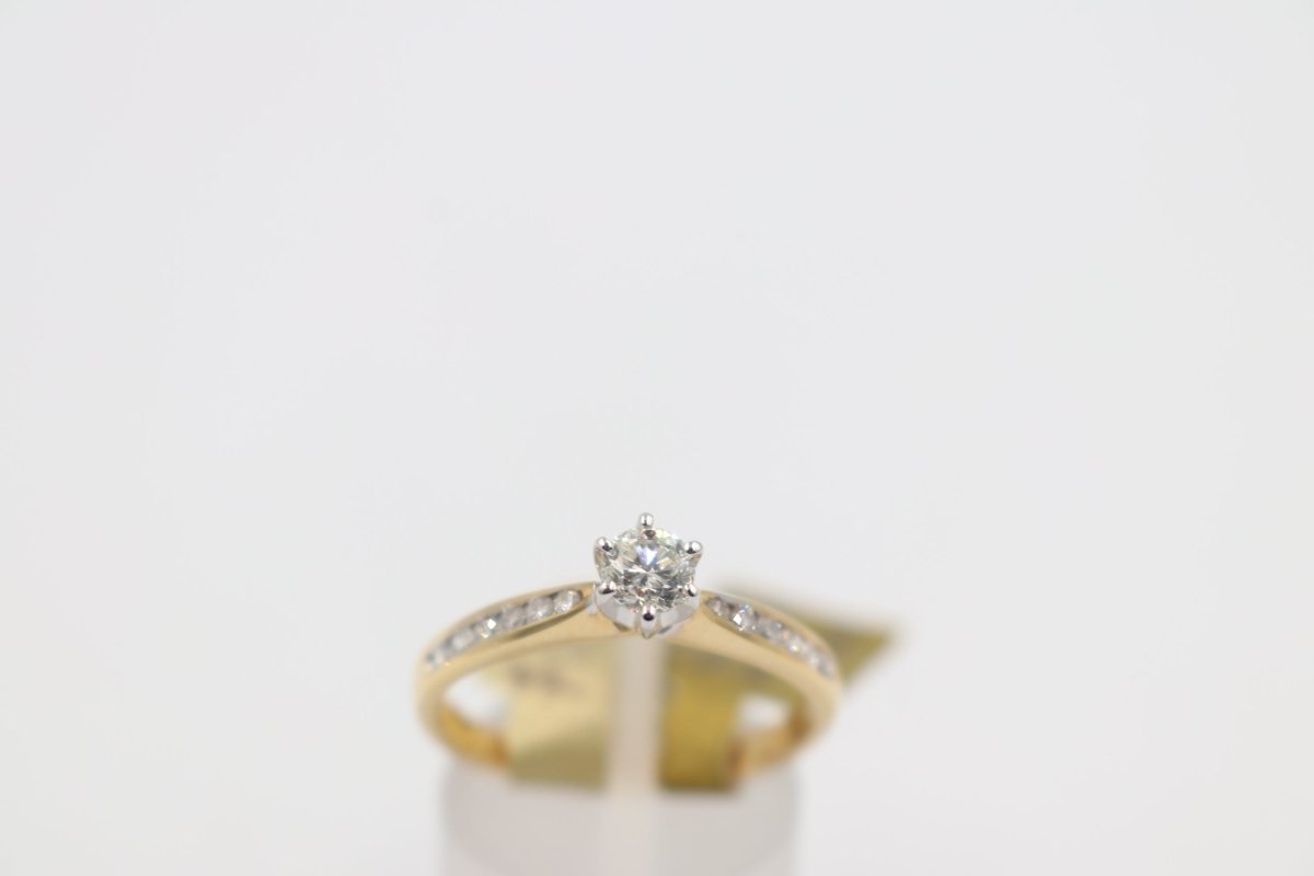18ct Gold Genuine Diamond solitaire with channel set