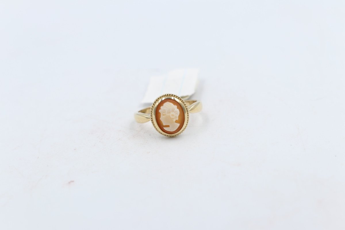 9ct Gold Italian Naturel Cameo Ring bezel Set