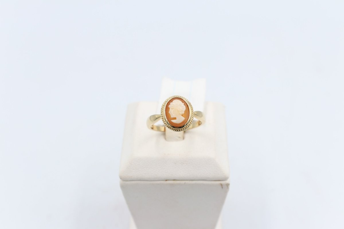 9ct Gold Italian Naturel Cameo Ring bezel Set