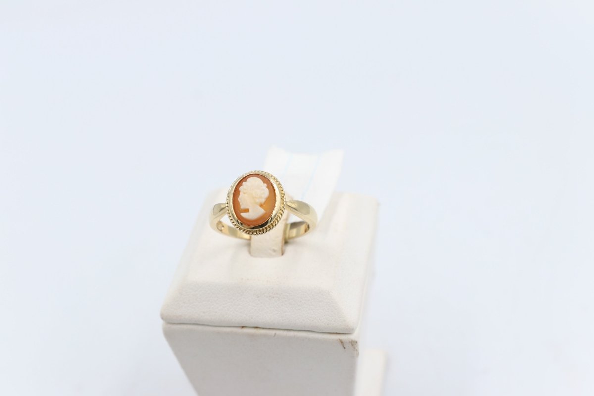 9ct Gold Italian Naturel Cameo Ring bezel Set