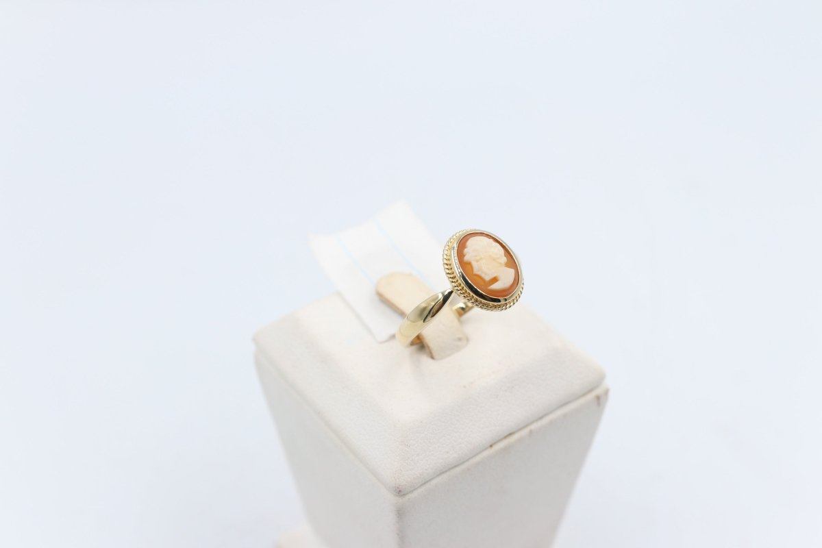 9ct Gold Italian Naturel Cameo Ring bezel Set