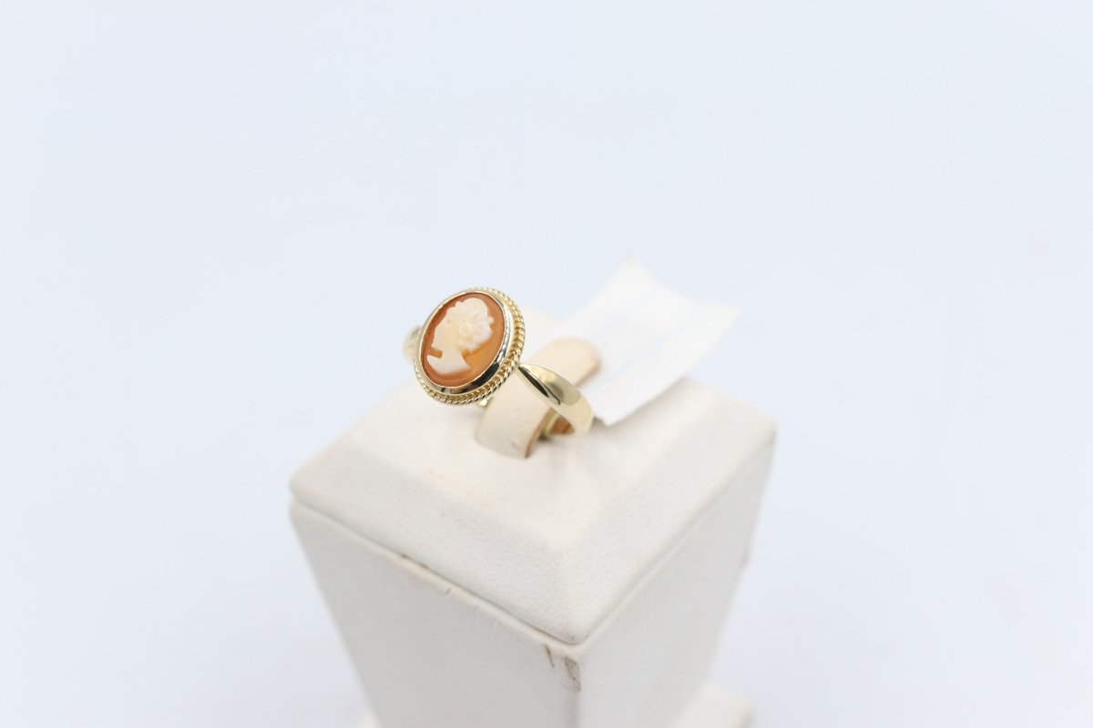 9ct Gold Italian Naturel Cameo Ring bezel Set