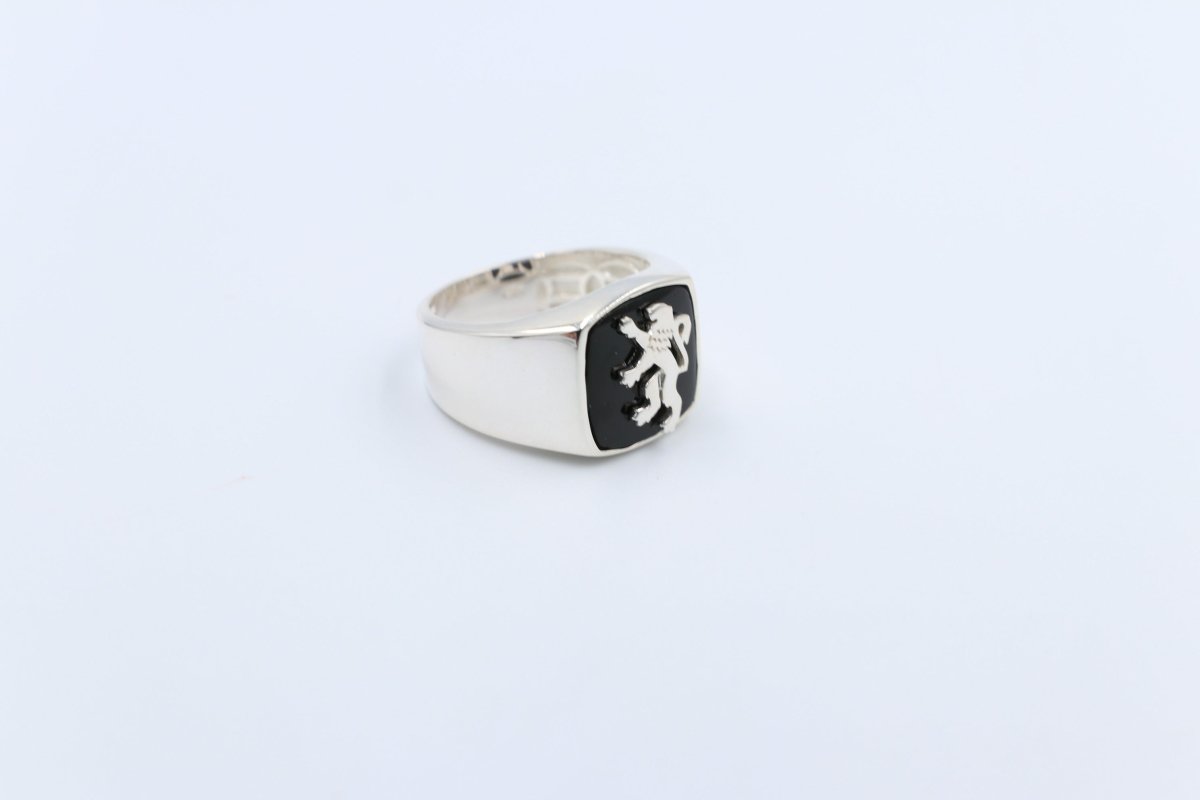 Stg Silver Mens Ring with Onyx and Lion Top