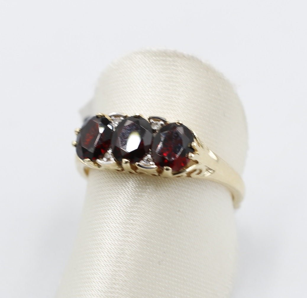 9ct Gold Garnet & Diamond ring SYR7986G