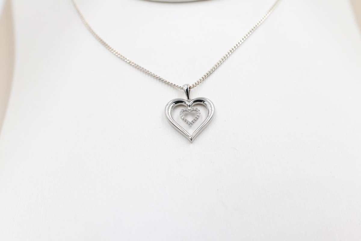 10K White Gold Diamond Heart Pendent