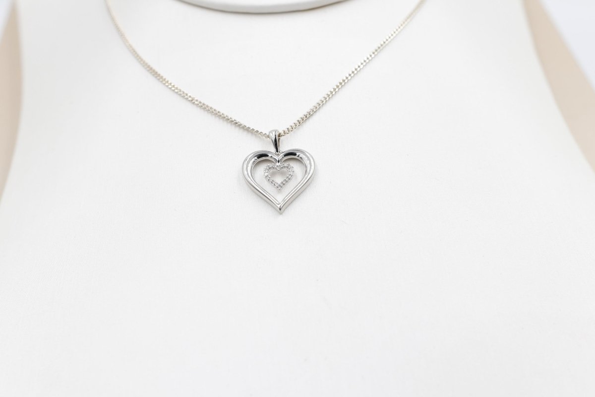 10K White Gold Diamond Heart Pendent