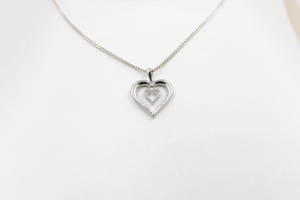 10K White Gold Diamond Heart Pendent