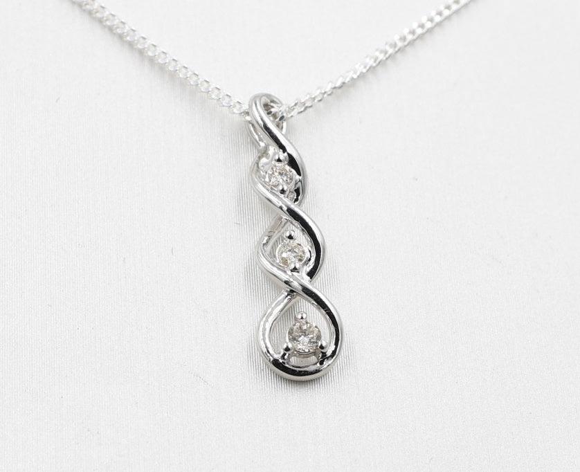 10K White Gold Diamond Pendent