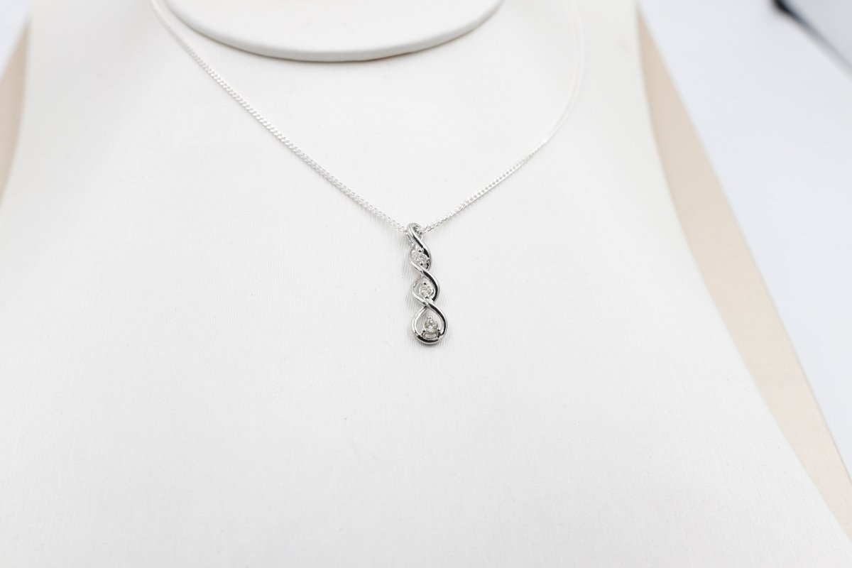10K White Gold Diamond Pendent