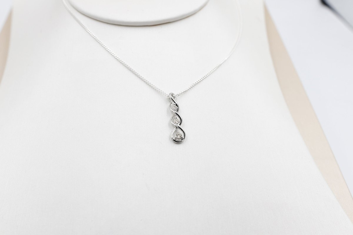 10K White Gold Diamond Pendent
