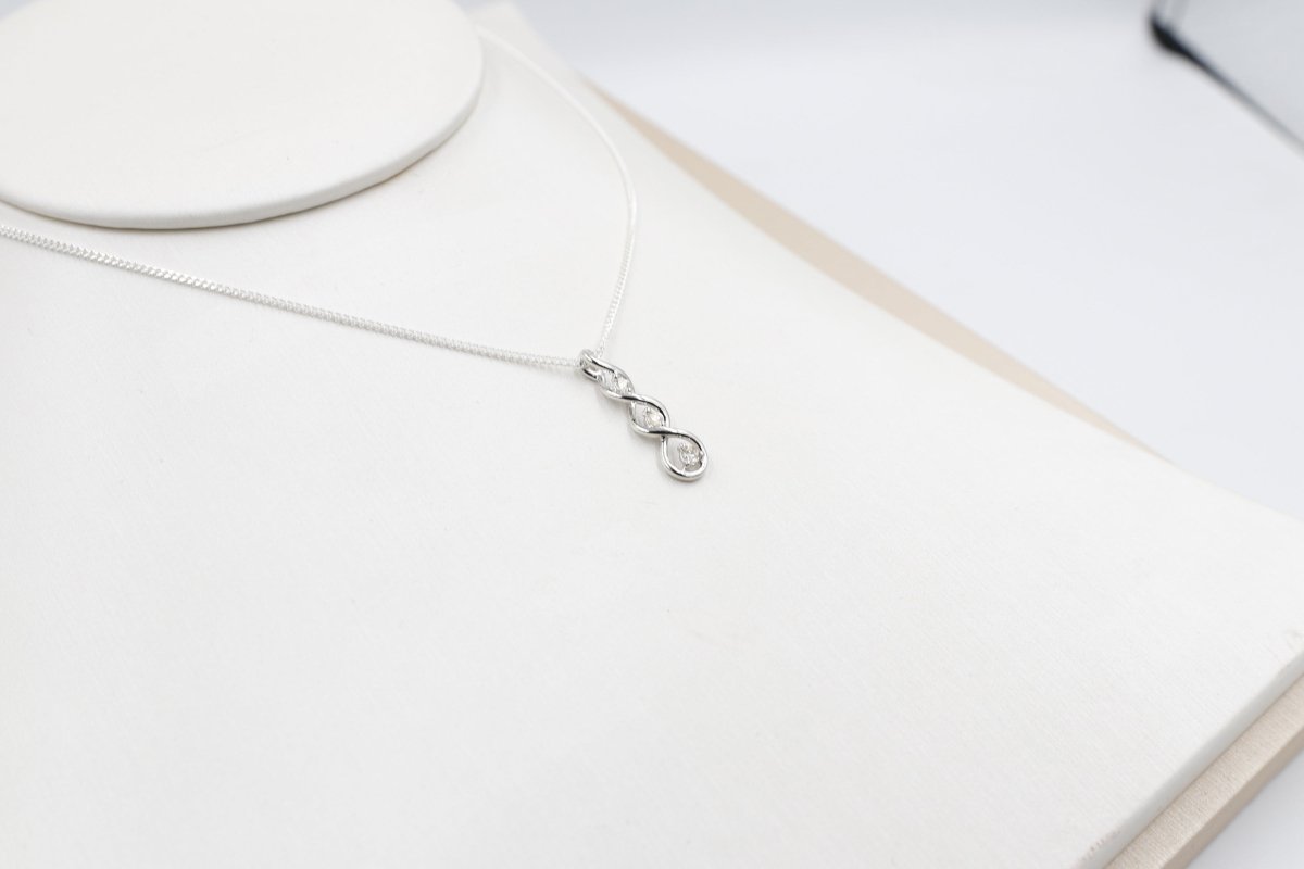 10K White Gold Diamond Pendent