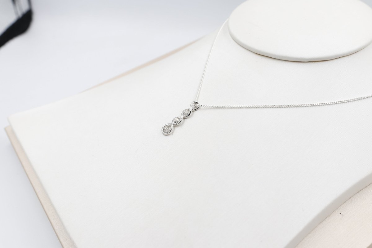 10K White Gold Diamond Pendent