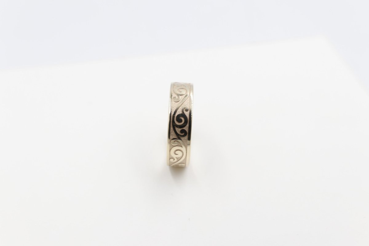 9ct Gold Solid Band with NZ Design 6mm FR5252