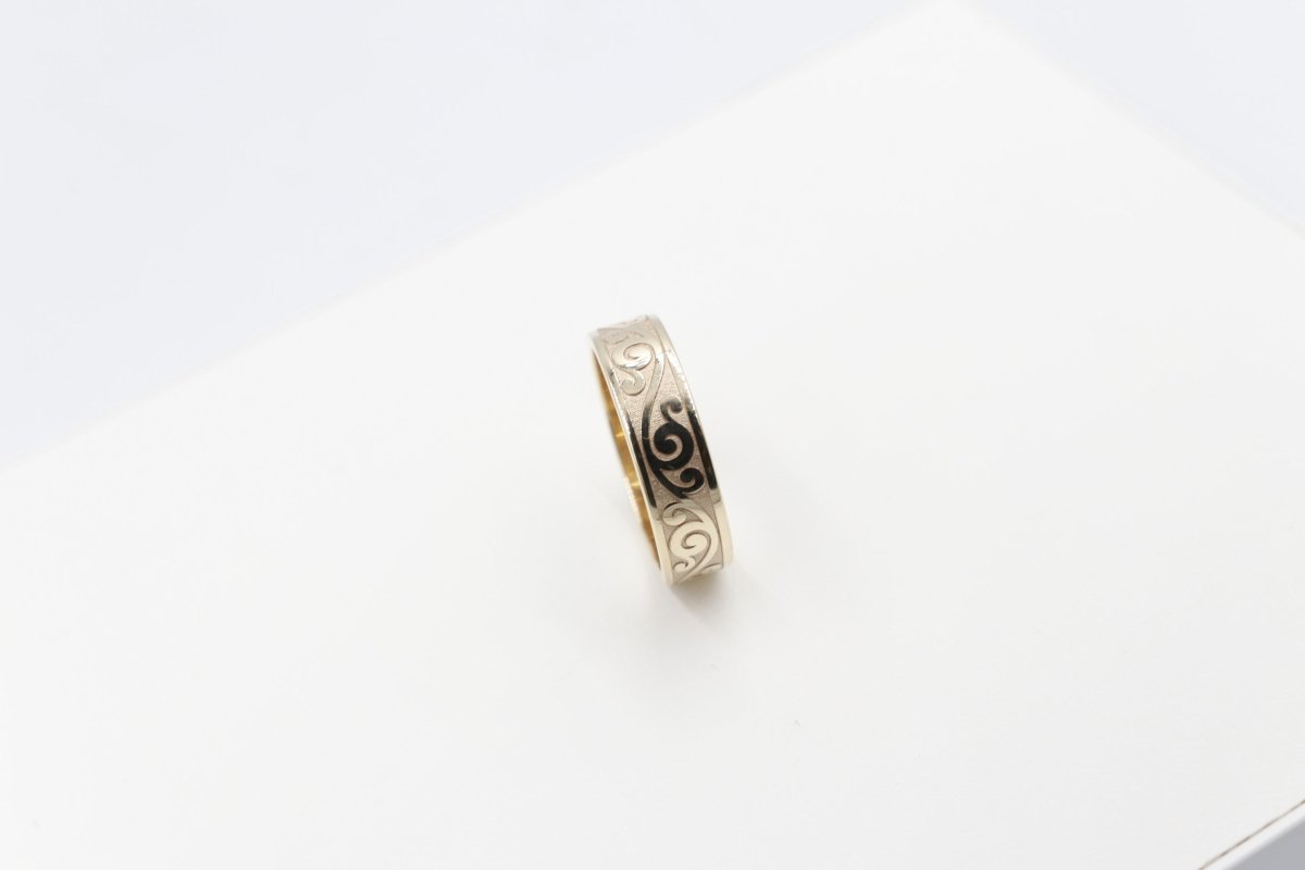 9ct Gold Solid Band with NZ Design 6mm FR5252