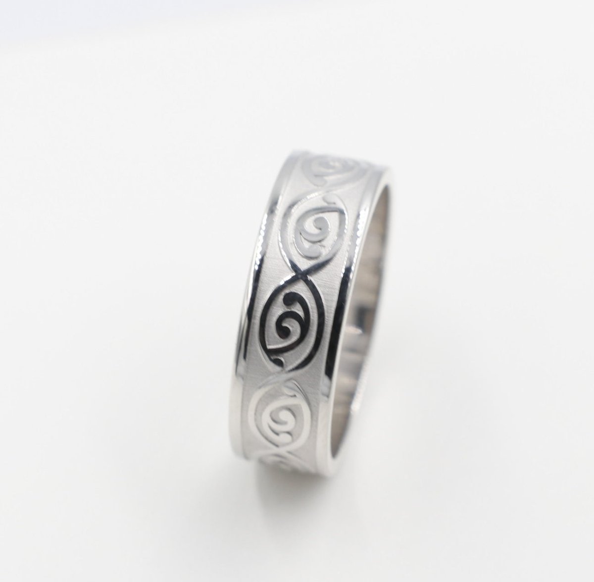 Stg Silver Band with Maori design 7mm FR5250S
