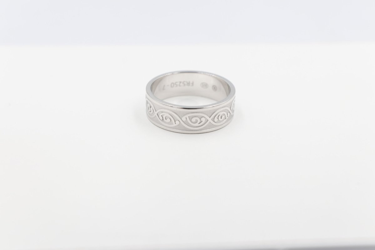 Stg Silver Band with Maori design 7mm FR5250S