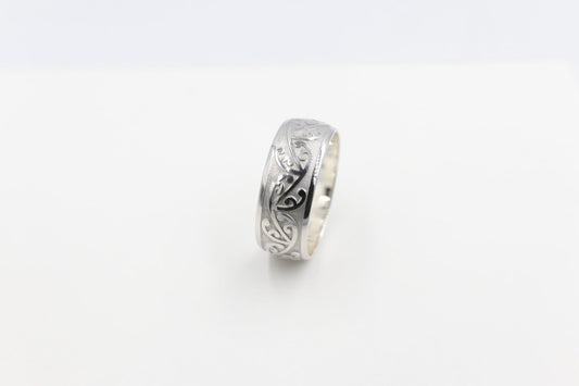 Stg Silver Band with Maori design 9mm HD5258S