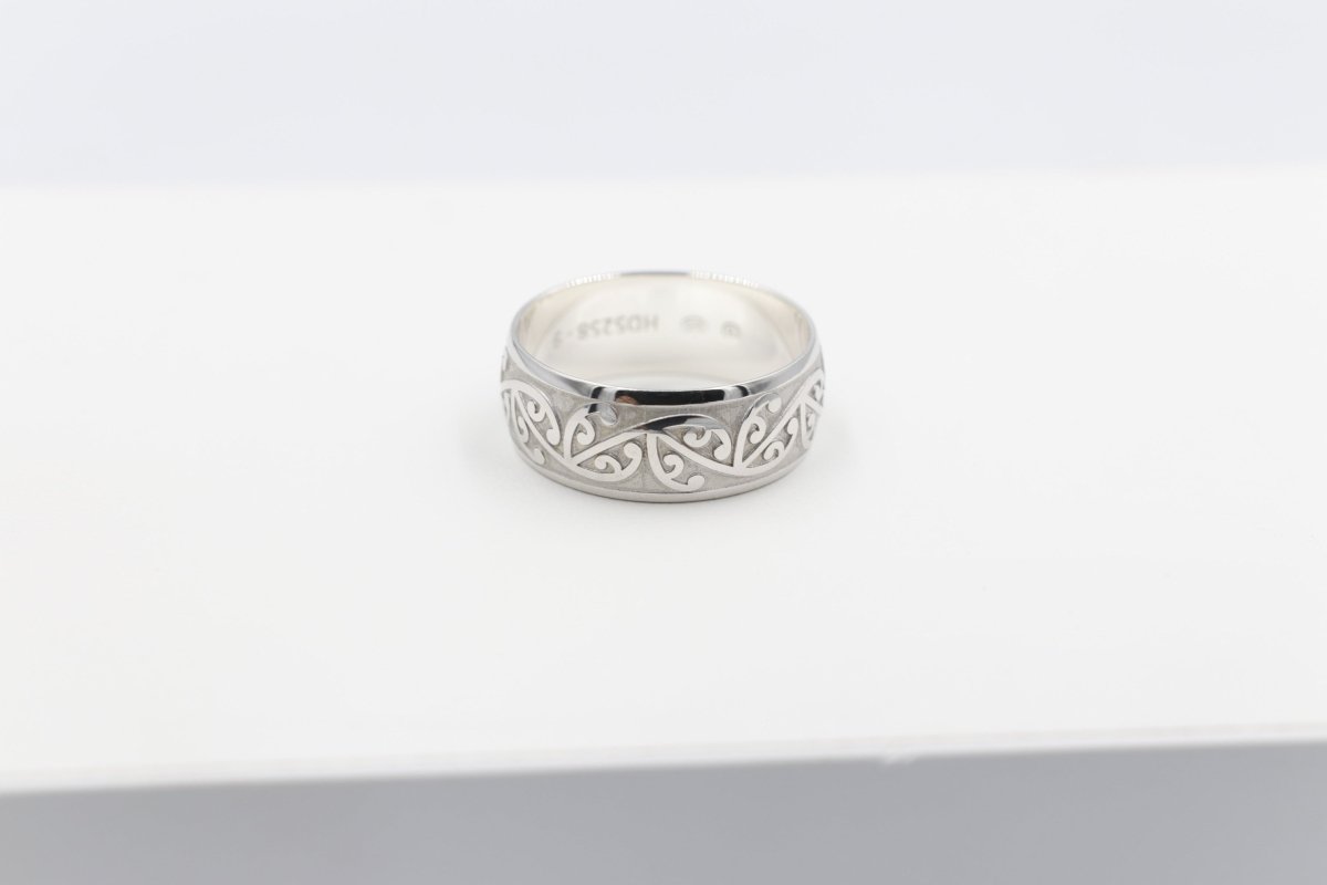 Stg Silver Band with Maori design 9mm HD5258S