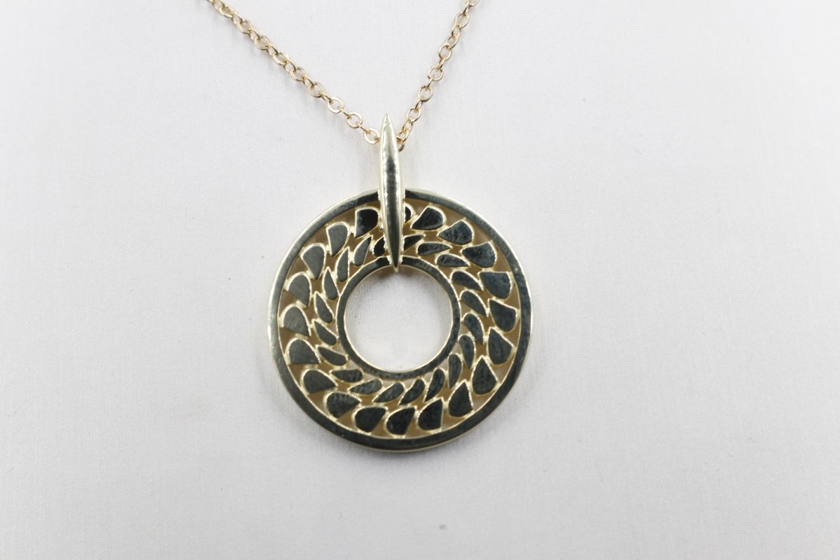 9ct Yellow Gold Pendant with leaf pattern