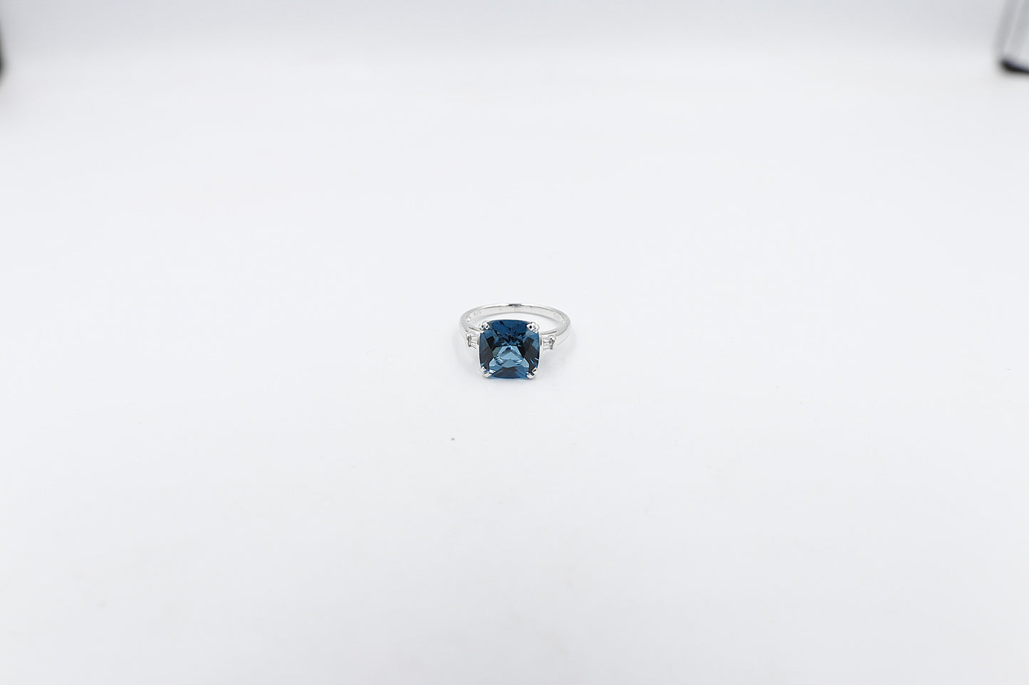 9ct White Gold Blue Topaz and Diamond Ring 28660
