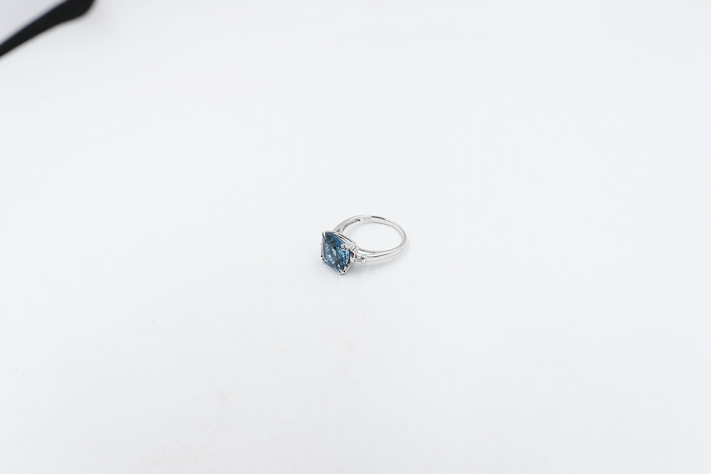 9ct White Gold Blue Topaz and Diamond Ring 28660