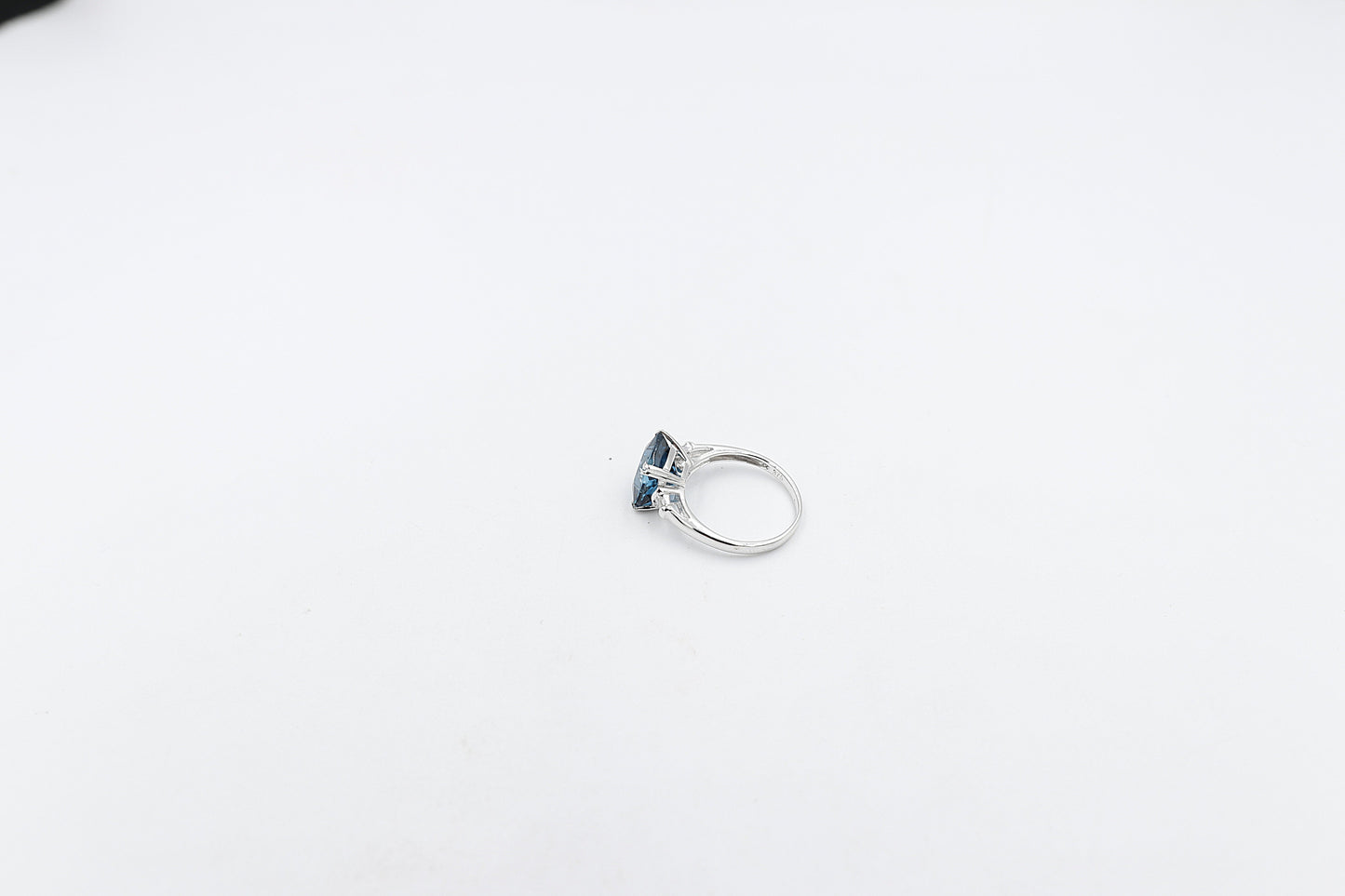 9ct White Gold Blue Topaz and Diamond Ring 28660