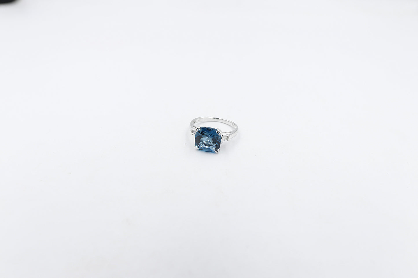 9ct White Gold Blue Topaz and Diamond Ring 28660