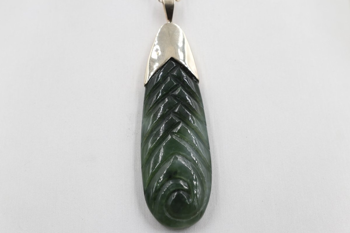 9ct Gold set New Zealand Greenstone Toki SJ15