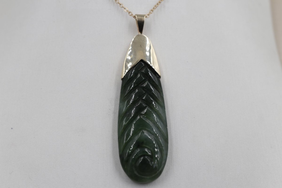 9ct Gold set New Zealand Greenstone Toki SJ15