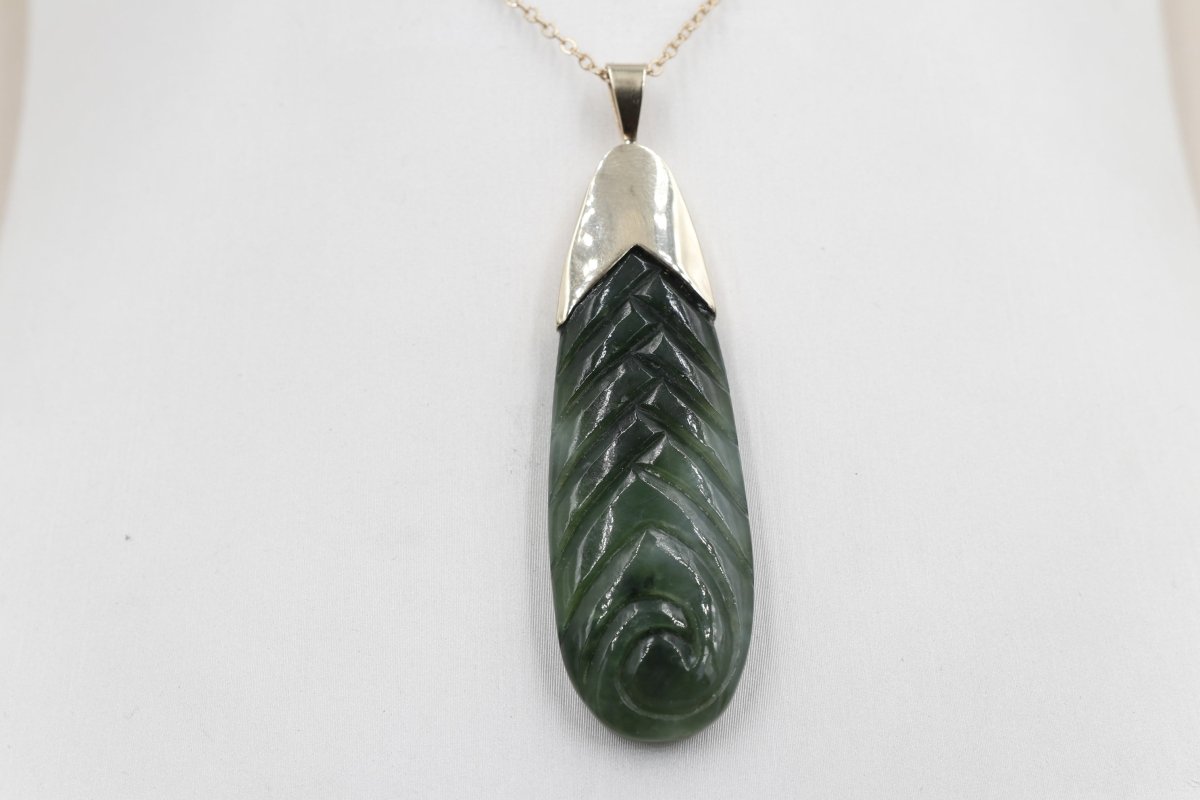 9ct Gold set New Zealand Greenstone Toki SJ15