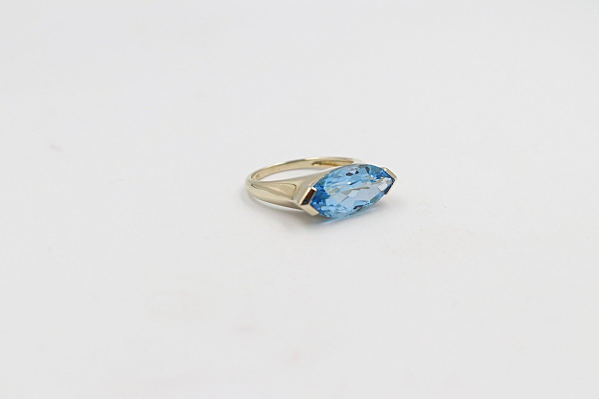 9ct Gold Blue Topaz Fashion Ring