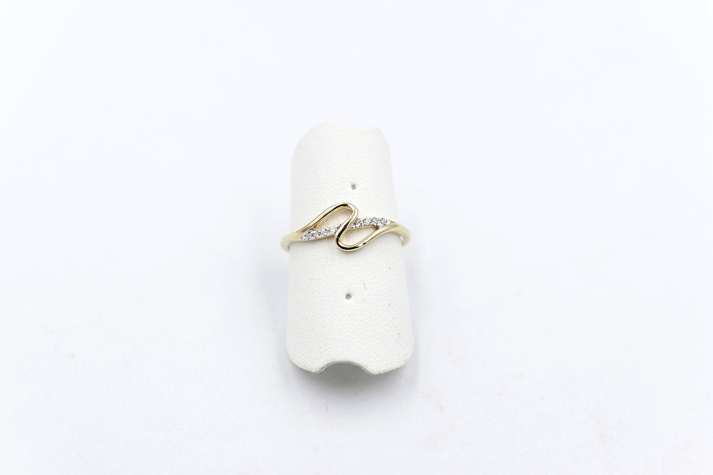 9ct Gold  ring with diamonds AURG1204