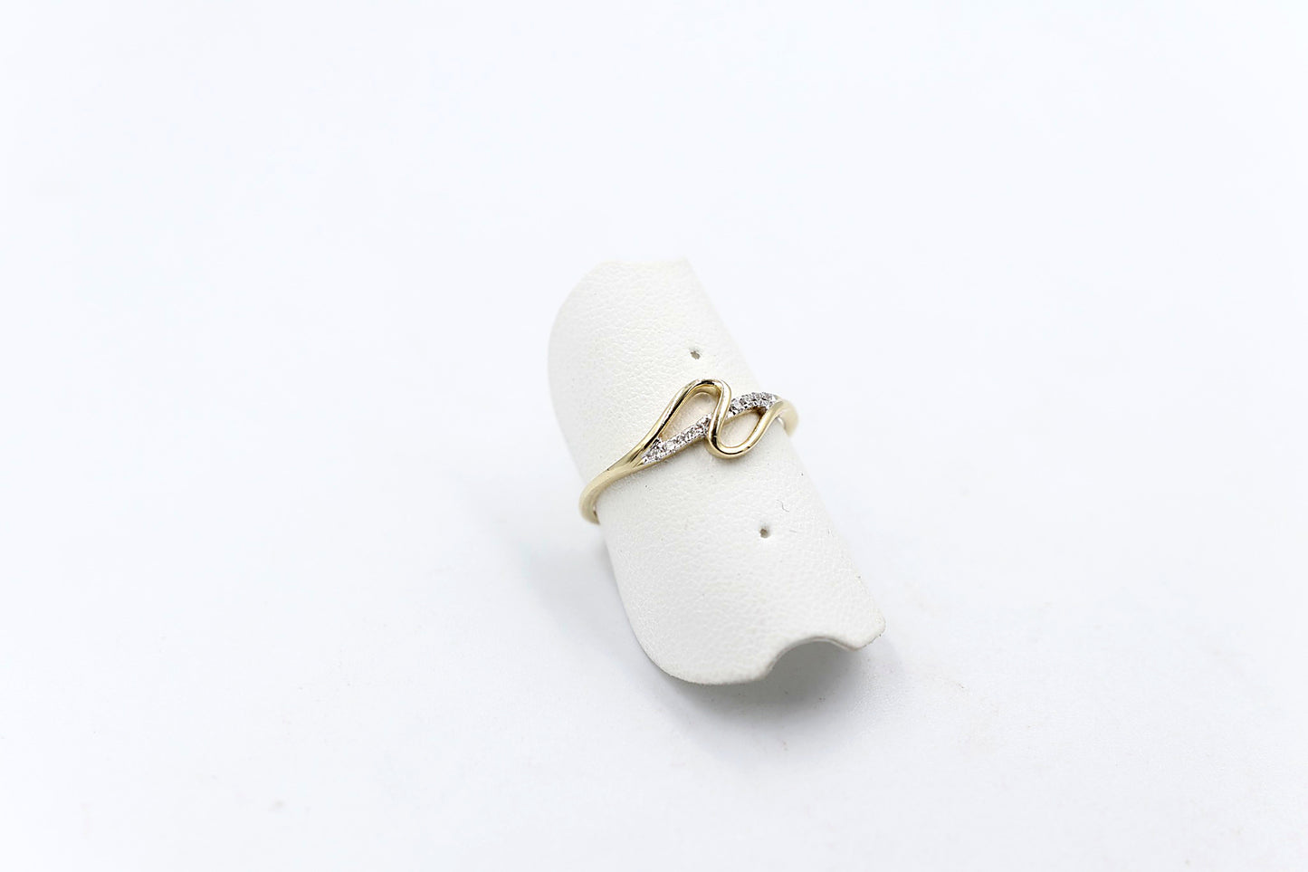 9ct Gold  ring with diamonds AURG1204