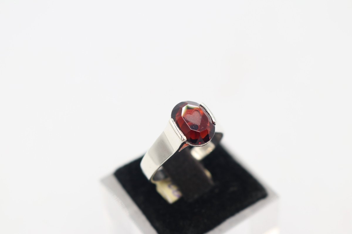 Stg Silver Ladies Ring With Heart Etching Garnet