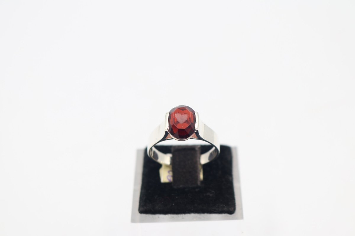 Stg Silver Ladies Ring With Heart Etching Garnet