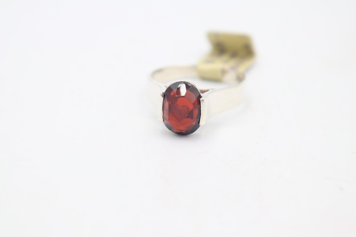 Stg Silver Ladies Ring With Heart Etching Garnet