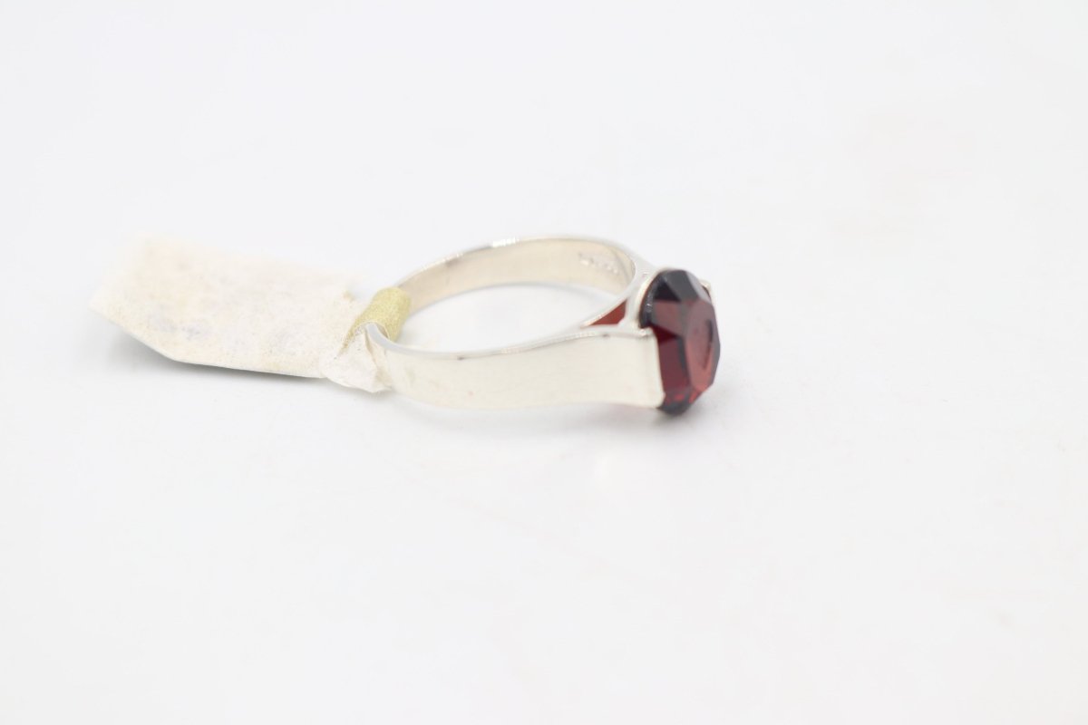 Stg Silver Ladies Ring With Heart Etching Garnet