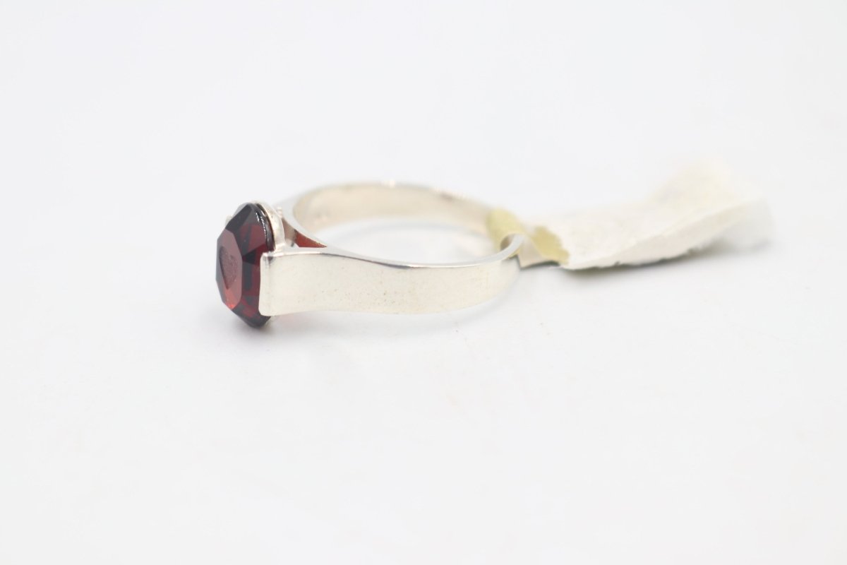 Stg Silver Ladies Ring With Heart Etching Garnet
