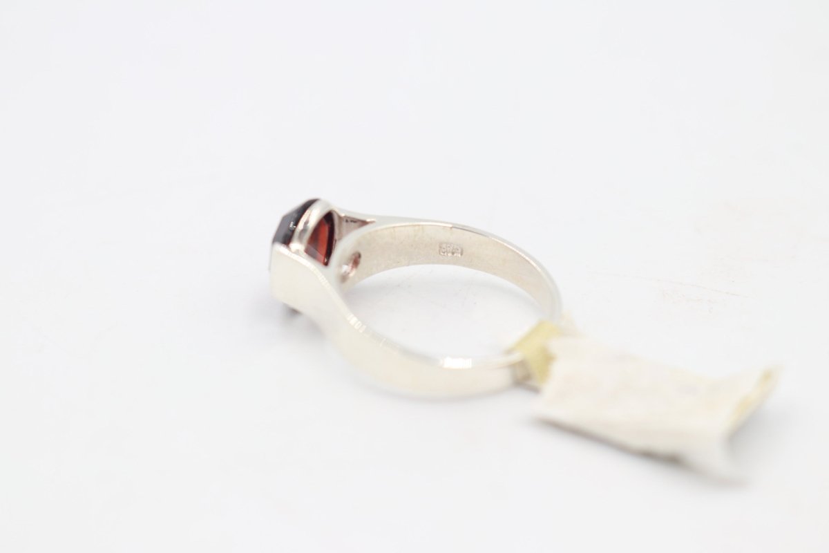 Stg Silver Ladies Ring With Heart Etching Garnet