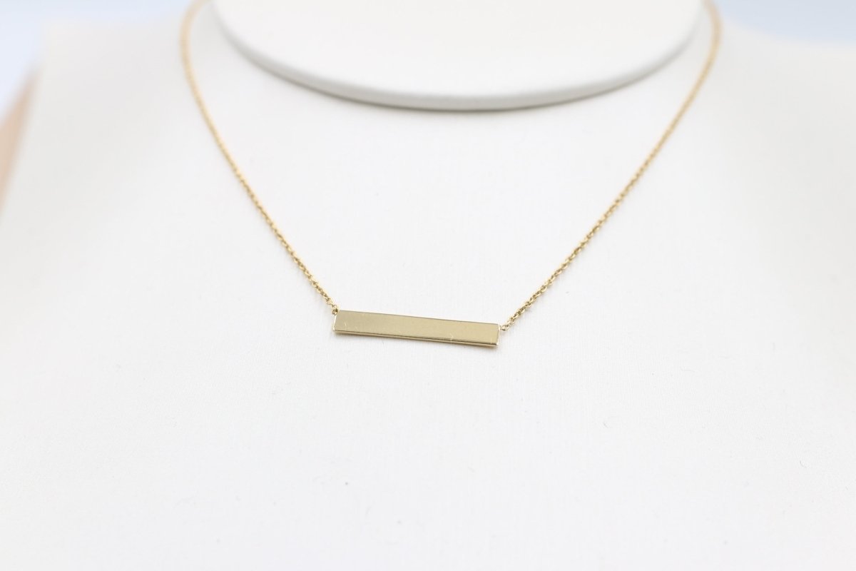 9ct Gold solid horiz bar with 9ct Gold Chain