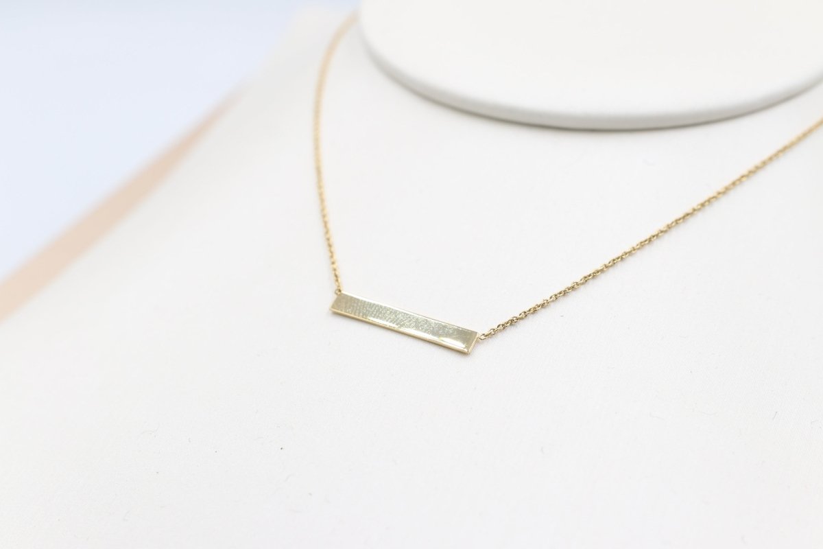 9ct Gold solid horiz bar with 9ct Gold Chain