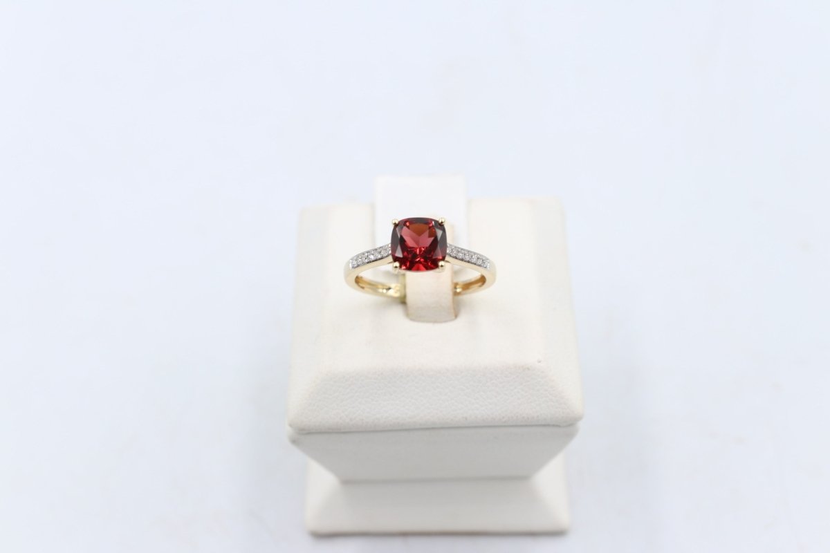 9ct Gold Garnet & Diamond ring DA45GAR