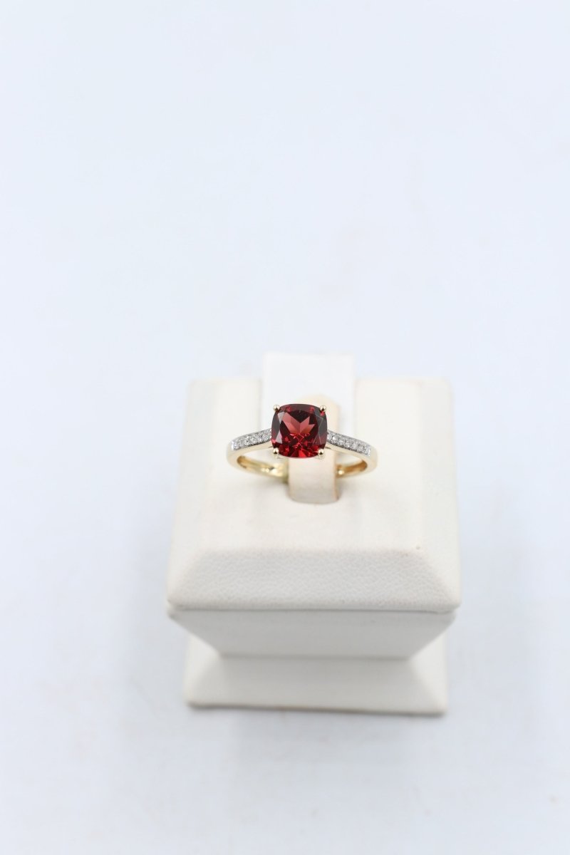 9ct Gold Garnet & Diamond ring DA45GAR