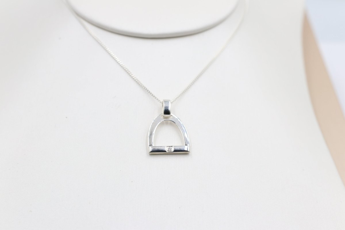 Stg Silver Set stirrup Iron Pendent