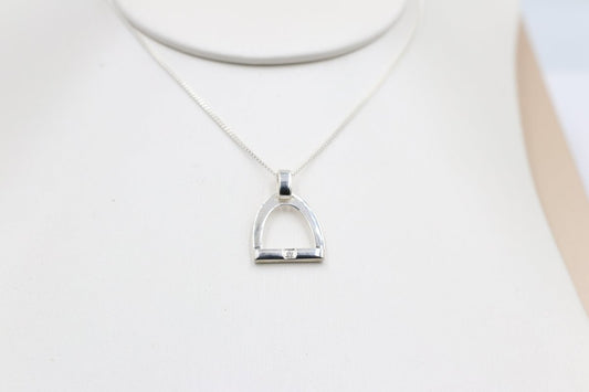 Stg Silver Set stirrup Iron Pendent