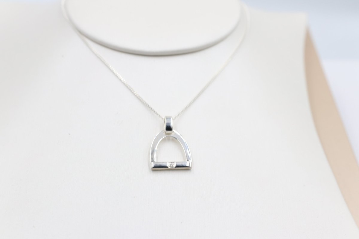 Stg Silver Set stirrup Iron Pendent