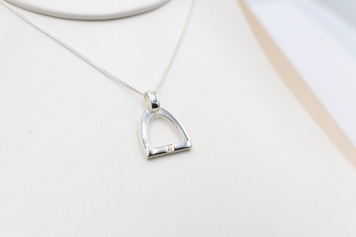 Stg Silver Set stirrup Iron Pendent