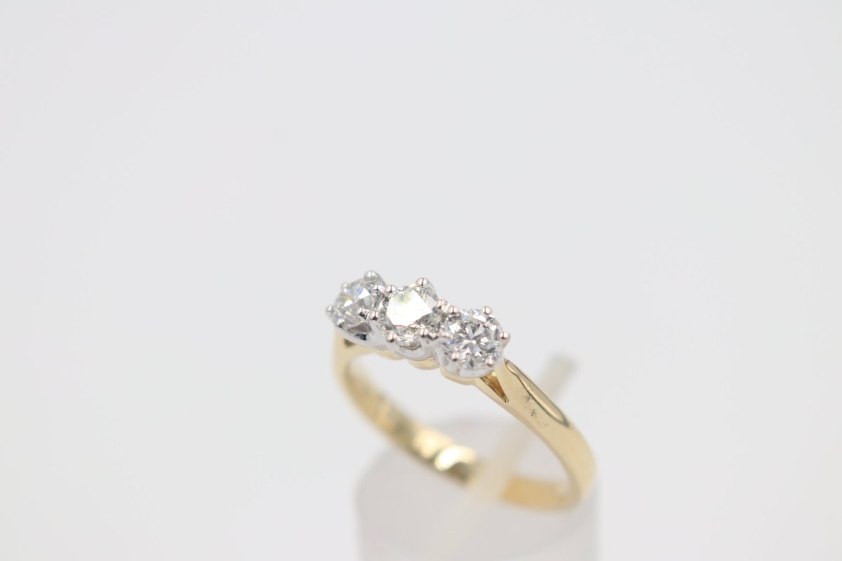 18ct Gold Diamond 3 Stone Ring  TDW 1.02 carat