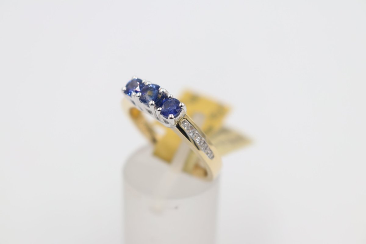 18ct Gold Ceylon saphhire & Diamond set Ring